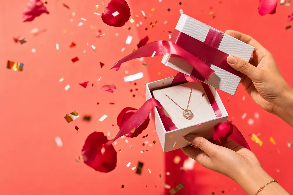 Regalo anniversario per lei: 8 idee per stupirla