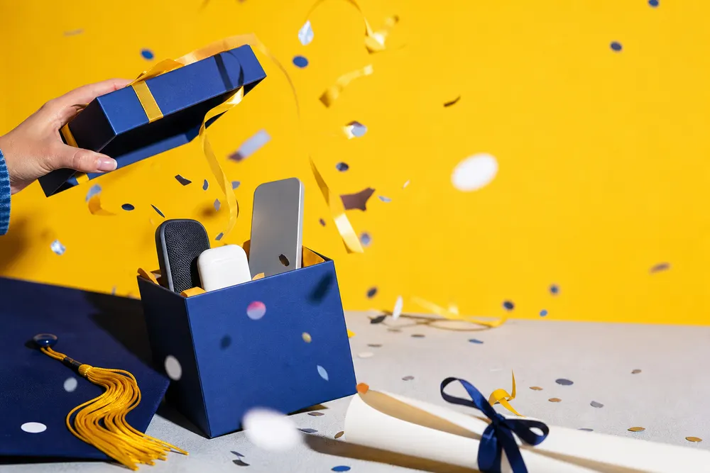 Regalo di laurea per lui: 6 idee per il primo lavoro
